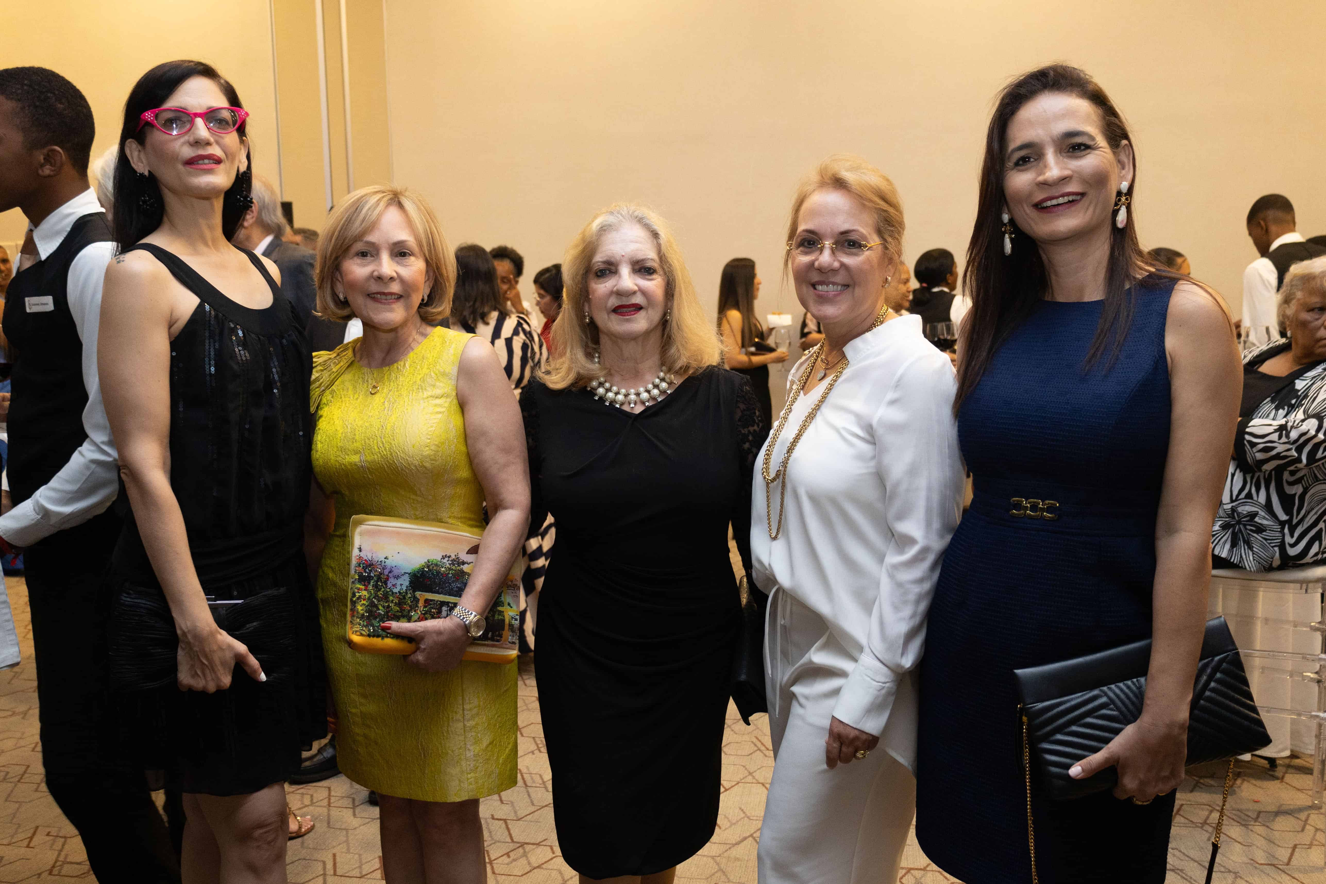Aliradel Paulino, Armidis Castellanos, Marianela Paulino, Fe Holguin y Amelia Ortiz.