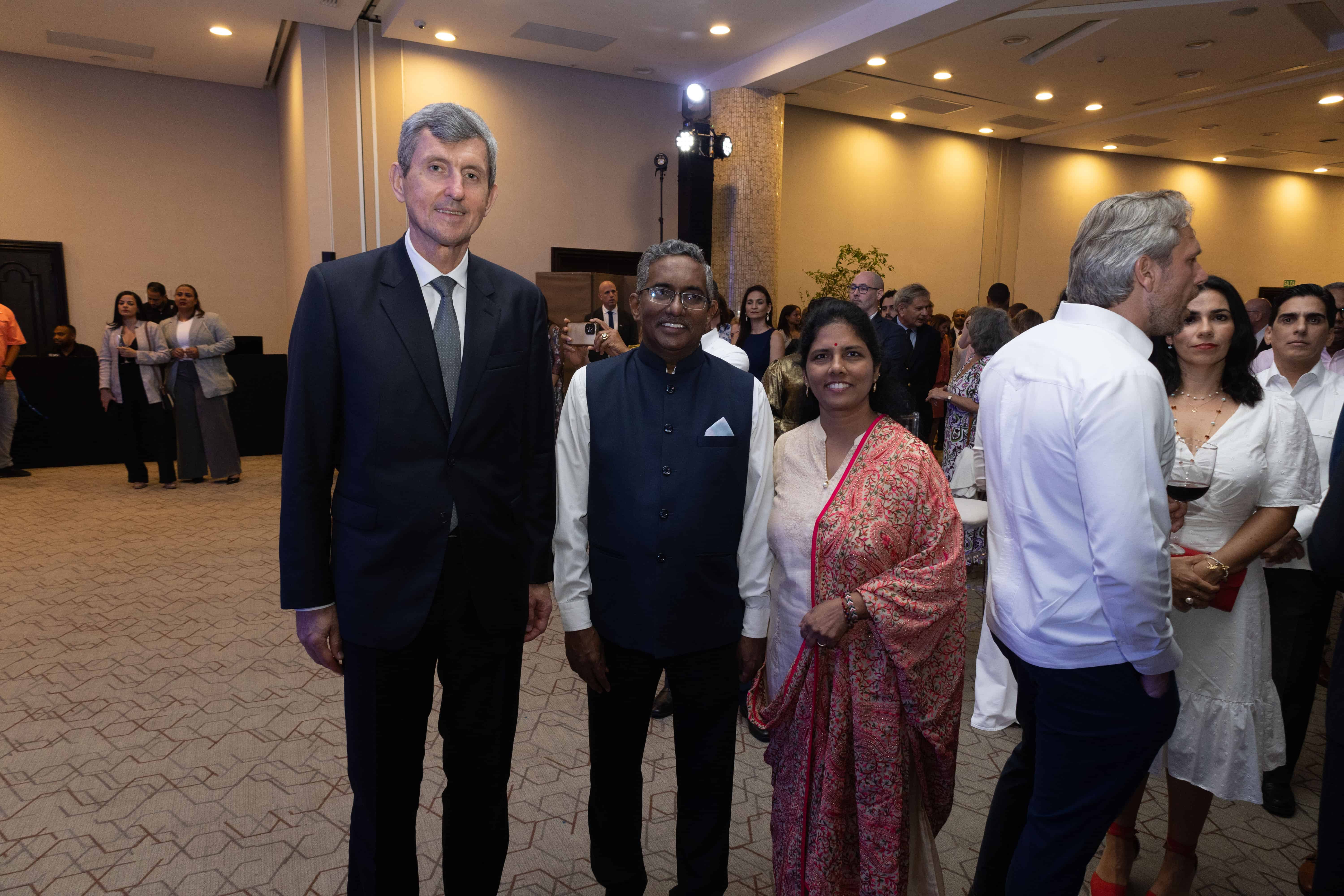 Embajador de Rusia, Alexey Seredin, embajador de la India, Ramu Abbagani y su esposa Pushpa Abbagani.