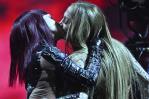 Jennifer López besa a tres bailarines en su performance en los AMAs 2025