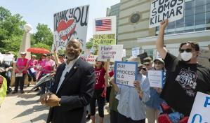 Congresista regresa molesto a EEUU por no poder reunirse con Kilmar Ábrego en El Salvador