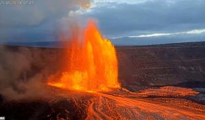 El volcán Kilauea en Hawái lanza espectaculares chorros de lava