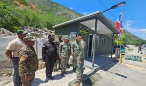 Comandante del Ejército supervisa tropas enviadas a reforzar la frontera