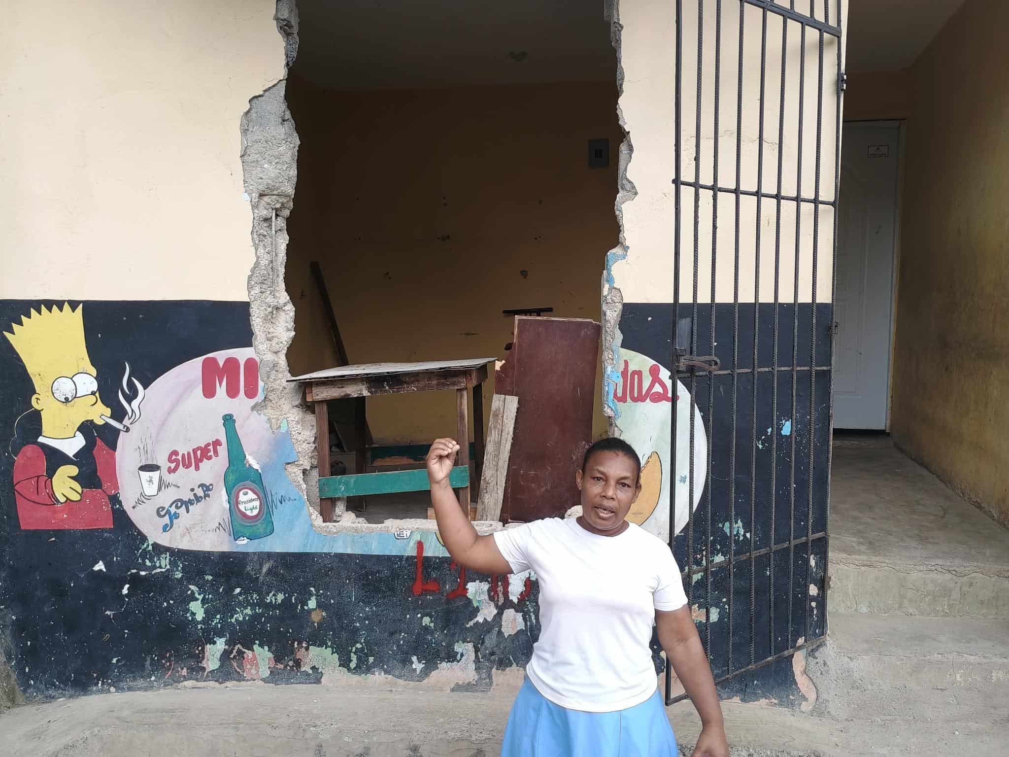 Cesaria Ogando muestra parte de su vivienda destruida sin llegar a un acuerdo con ella.
