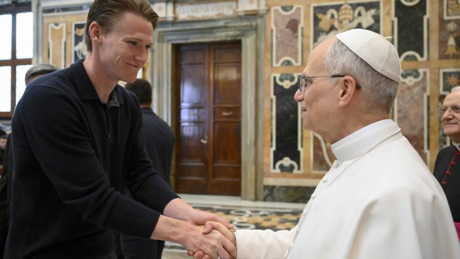 El papa León siembra dudas sobre su club de fútbol favorito al recibir al campeón italiano Napoli El papa León siembra dudas sobre su club de fútbol favorito al recibir al campeón italiano Napoli