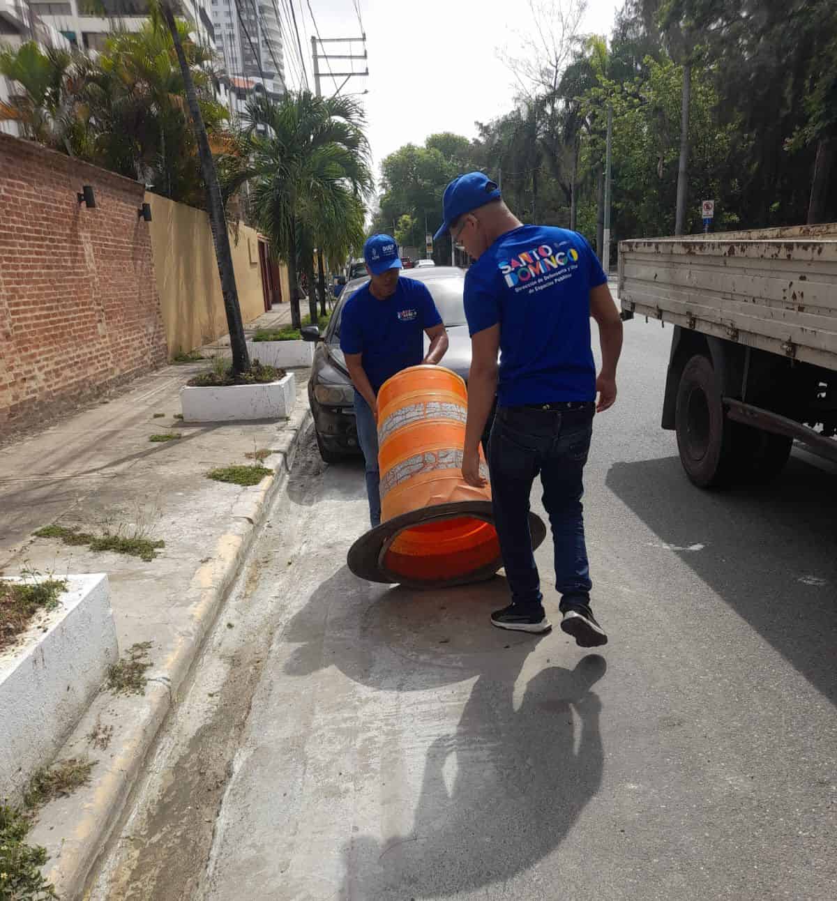 El retiro de objetivos de las calles que impiden estacionarse, es una rutina, dice la Alcaldía.