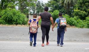 Residentes de Villa Sonador piden puente peatonal por riesgos al cruzar la autopista Duarte