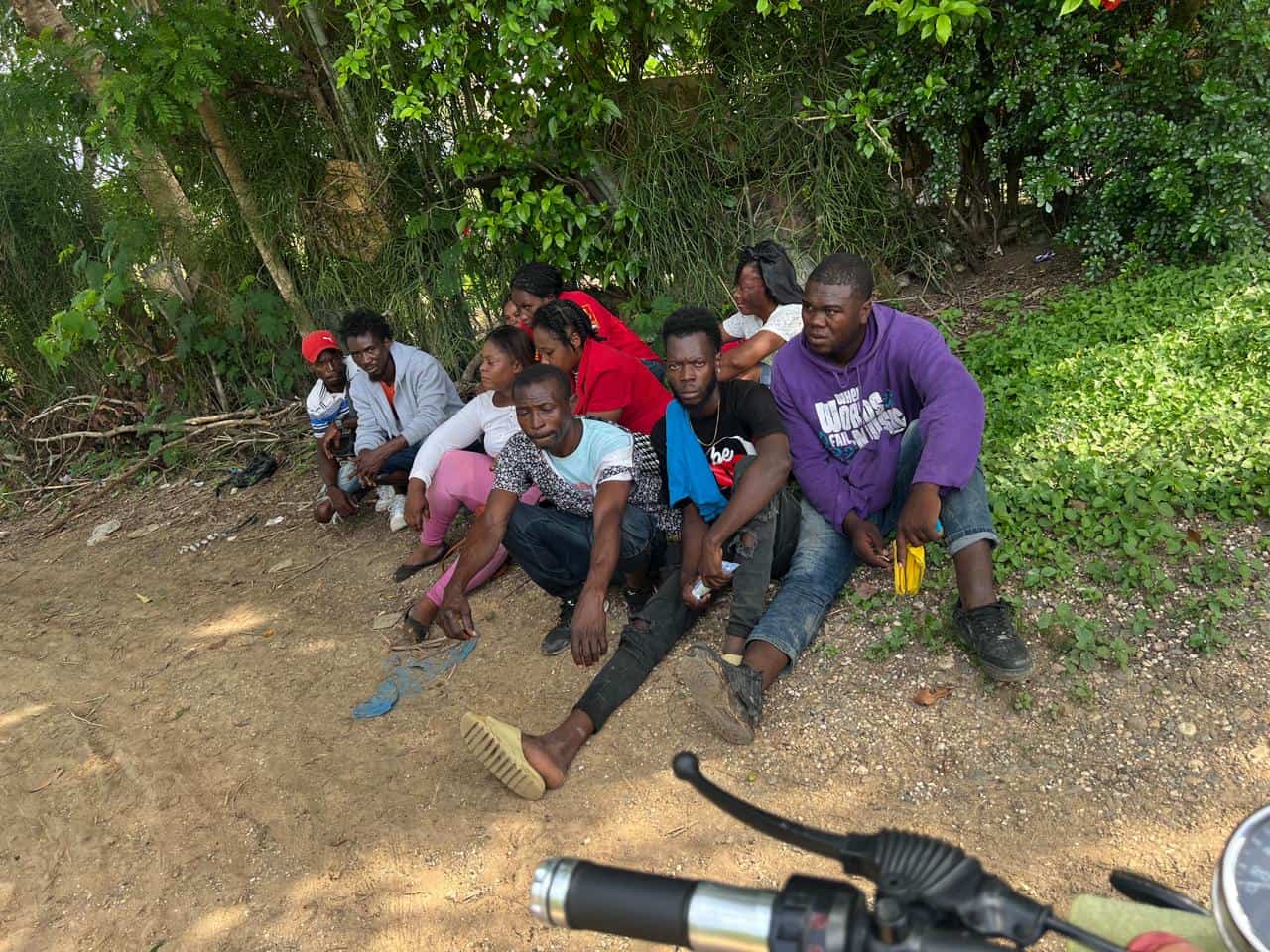 Algunos de los 29 haitianos detenidos por intentar evadir los controles migratorios diferentes comunidades de las provincias Elías Piña y Montecristi.