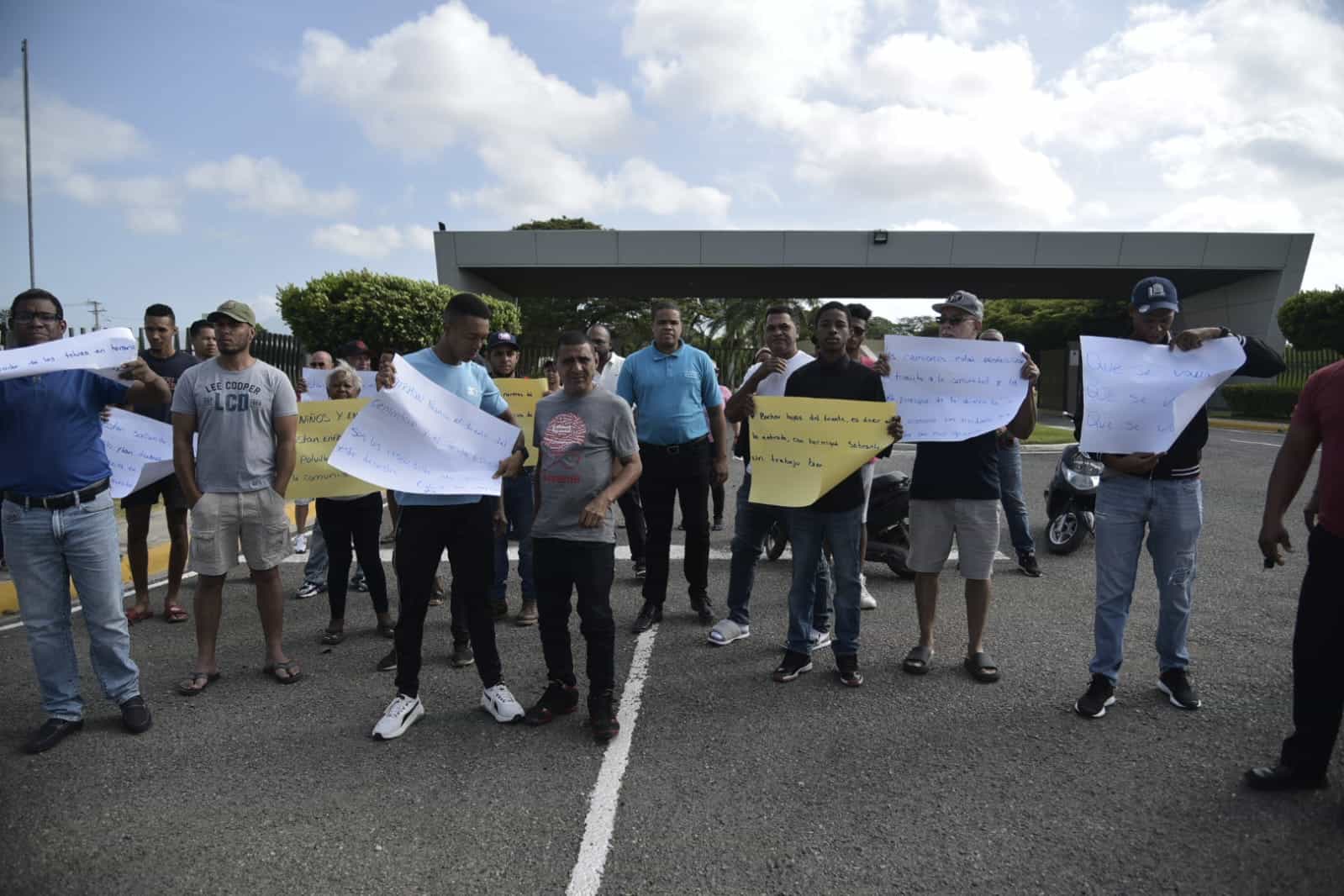 Moradores del residencial Don Nicolás exigen el desvío del tránsito pesado fuera de la comunidad, este 27 de mayo de 2025.