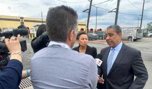 Espaillat denuncia arrestos indiscriminados de migrantes en visita a centro de detención en NJ