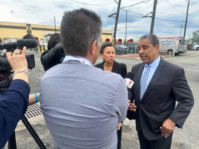 Adriano Espaillat supervisa centro de detención en Nueva Jersey