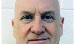 Un reo condenado por violación y asesinato escapa de una prisión de EE. UU. vestido de guardia