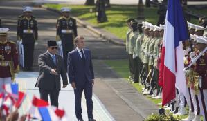 Macron continúa su gira por el sur de Asia con reuniones en Indonesia