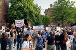 Estudiantes protestan por plan de Trump de cancelar contratos restantes con Harvard