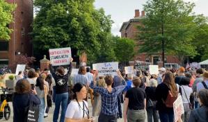 Estudiantes protestan por plan de Trump de cancelar contratos restantes con Harvard