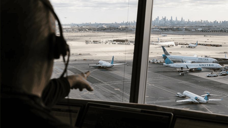 Secretario de Transporte de EE. UU. pide a senadores que financien su plan de control aéreo Secretario de Transporte de EE. UU. pide a senadores que financien su plan de control aéreo