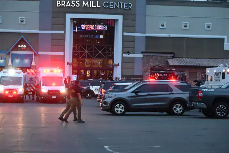Un tiroteo en centro comercial de Connecticut deja cinco heridos, informa la policía Un tiroteo en centro comercial de Connecticut deja cinco heridos, informa la policía