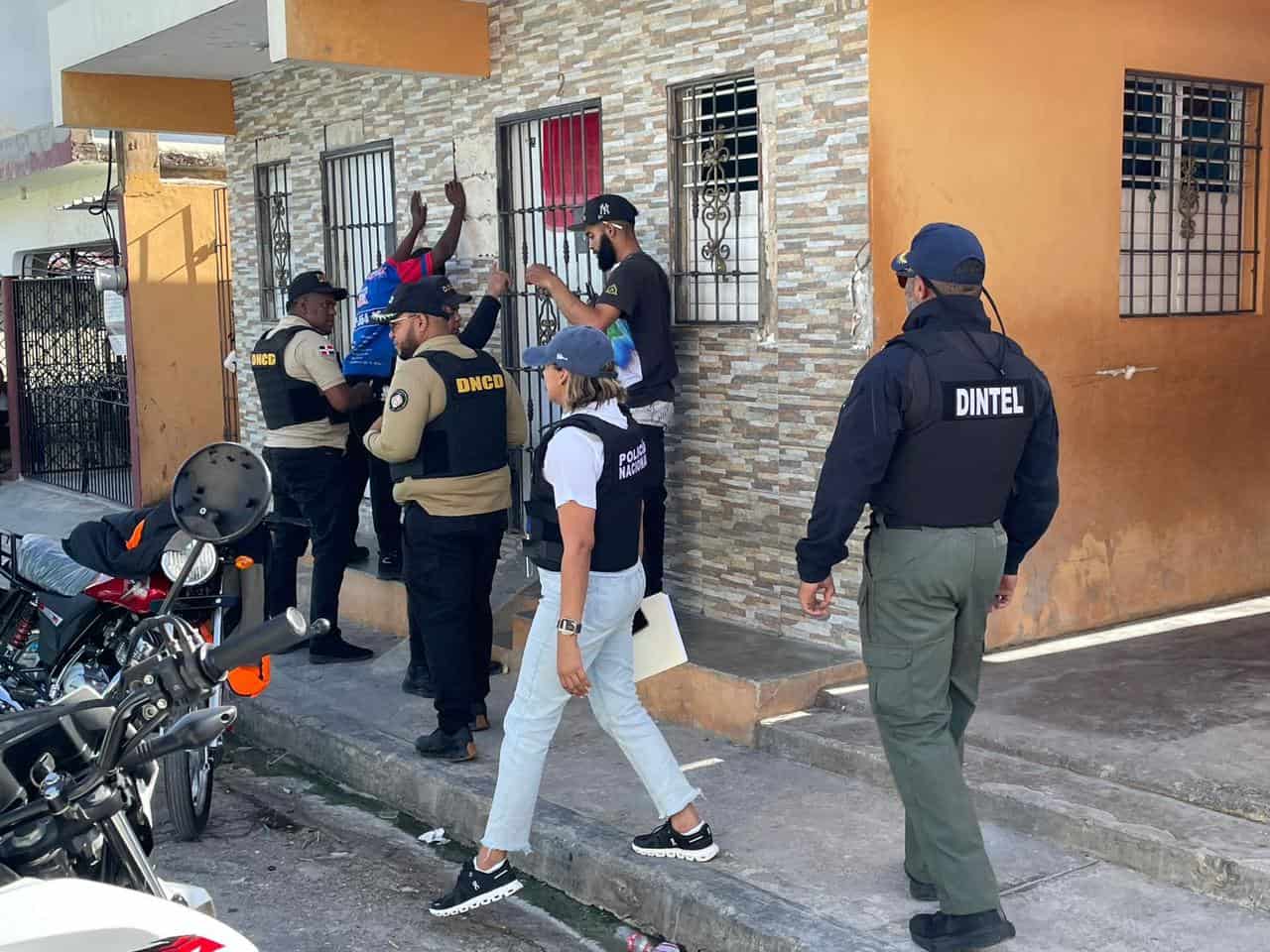 Agentes de la Dirección Nacional de Control de Drogas (DNCD), miembros del Ministerio Público y la Policía Nacional, durante los allanamientos realizados con en el municipio de Higüey, provincia La Altagracia.
