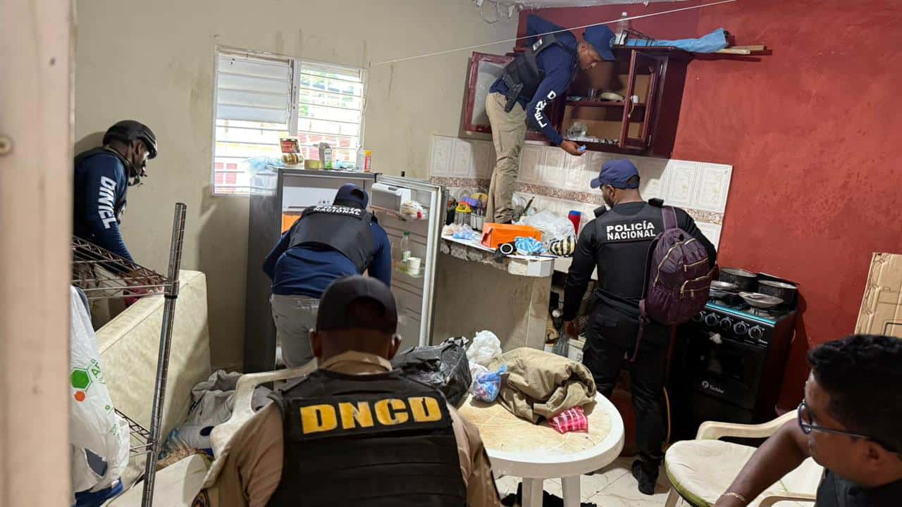 Agentes de la Dirección Nacional de Control de Drogas (DNCD), miembros del Ministerio Público y la Policía Nacional, durante los allanamientos realizados con el objetivo de desmantelar redes dedicadas al tráfico de sustancias ilícitas, en el municipio de Higüey, provincia La Altagracia.Agentes de la Dirección Nacional de Control de Drogas (DNCD), miembros del Ministerio Público y la Policía Nacional, durante los allanamientos realizados con en el municipio de Higüey, provincia La Altagracia.