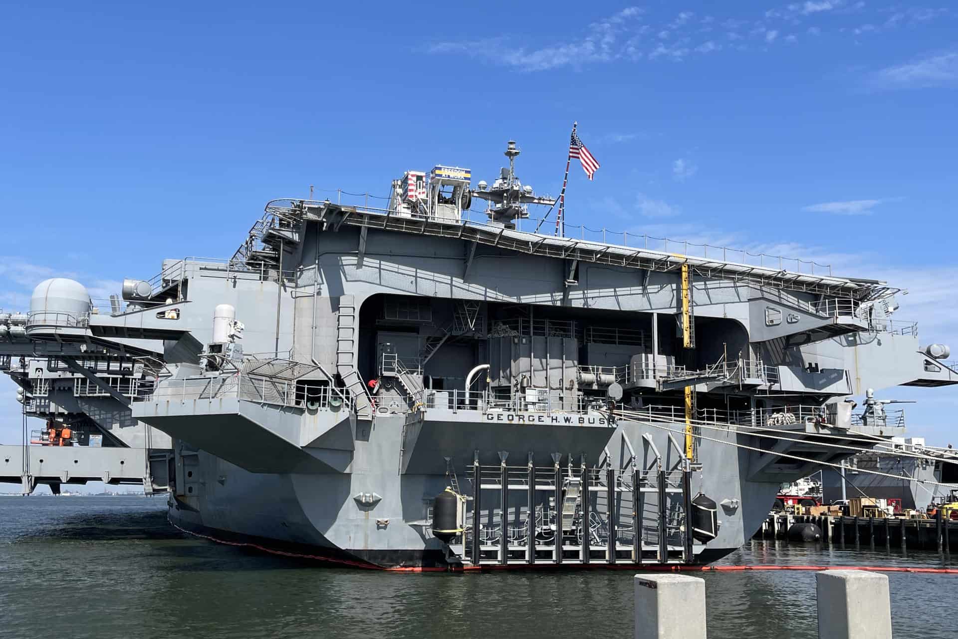 Fotografía del 30 de abril de 2025 de un buque en la Base Naval de Norfolk (Estados Unidos).