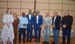 Ponen en circulación la obra de Jesús Yunén "Letras de oro", volumen II,