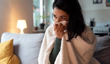 Neum&oacute;logos advierten confusi&oacute;n entre gripe y Covid estar&iacute;a favoreciendo aumento de contagios