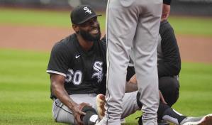 Relevista Miguel Castro se lesiona la rodilla derecha en un roletazo en el infield de Juan Soto