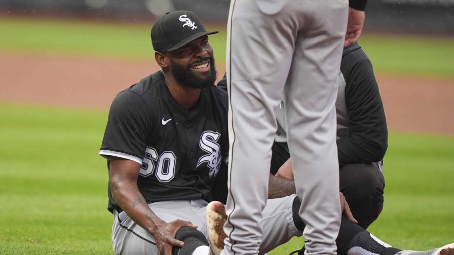 Relevista Miguel Castro se lesiona la rodilla derecha en un roletazo en el infield de Juan Soto Relevista Miguel Castro se lesiona la rodilla derecha en un roletazo en el infield de Juan Soto