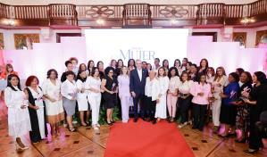 Abinader da consejos a mujeres emprendedoras: "Sean tacañas"