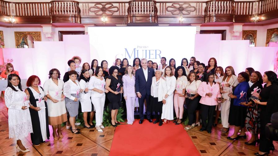 Abinader da consejos a mujeres emprendedoras: "Sean tacañas"