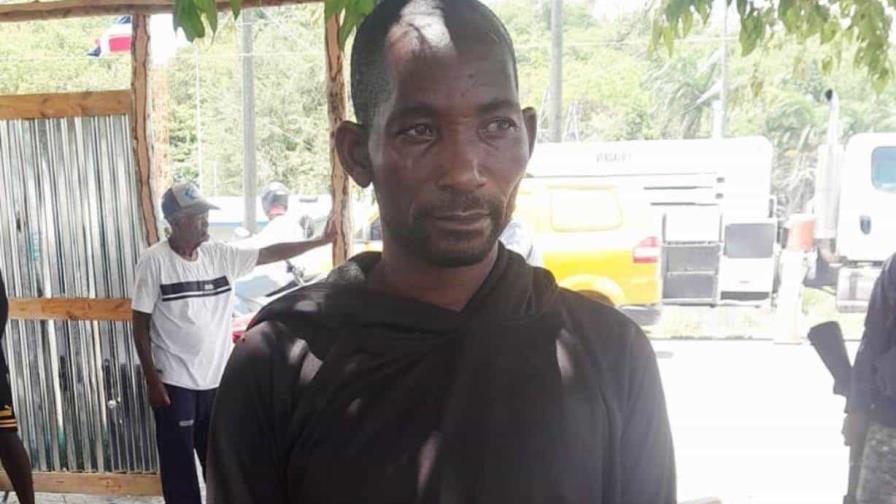 Ejército detiene a un haitiano que guiaba grupo de 16 indocumentados de su misma nacionalidad en Azua Ejército detiene a un haitiano que guiaba grupo de 16 indocumentados de su misma nacionalidad en Azua