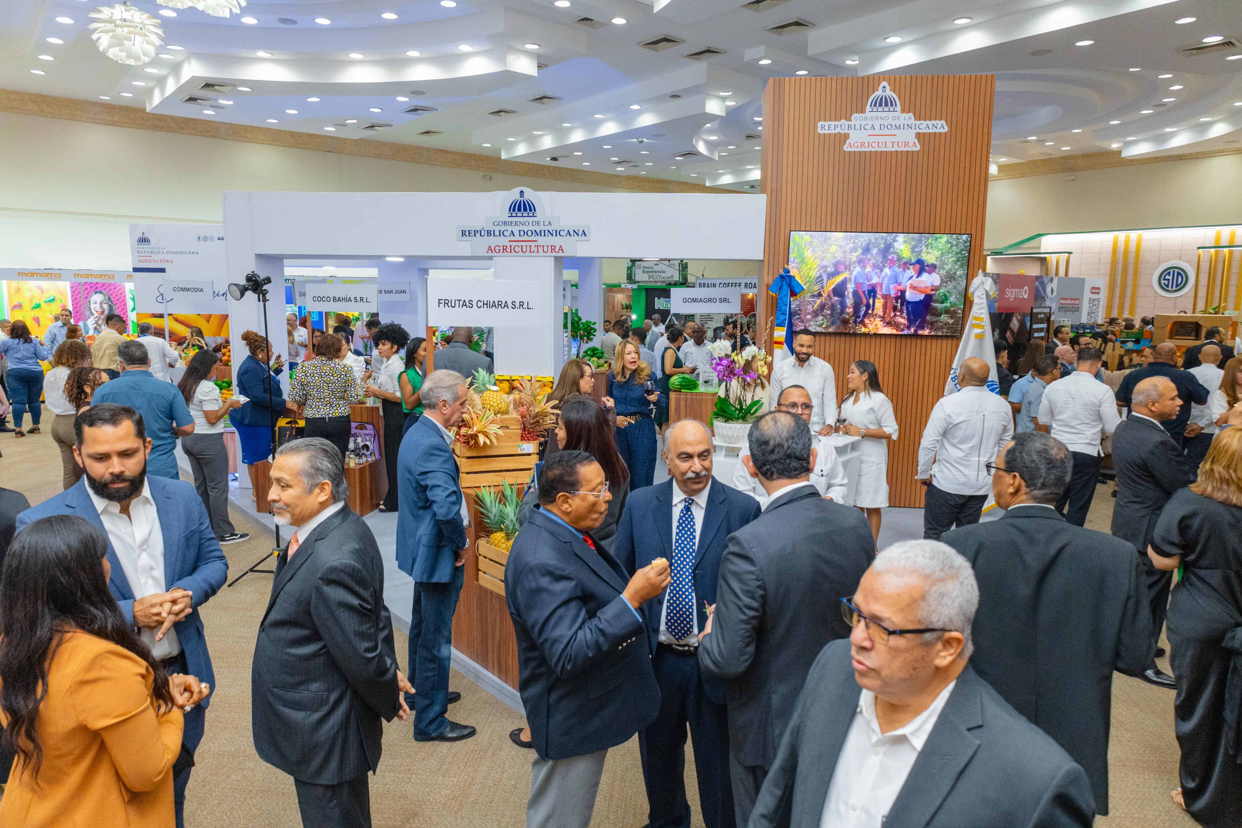 Visitantes disfrutan de la Feria Agroalimentaria 2025.