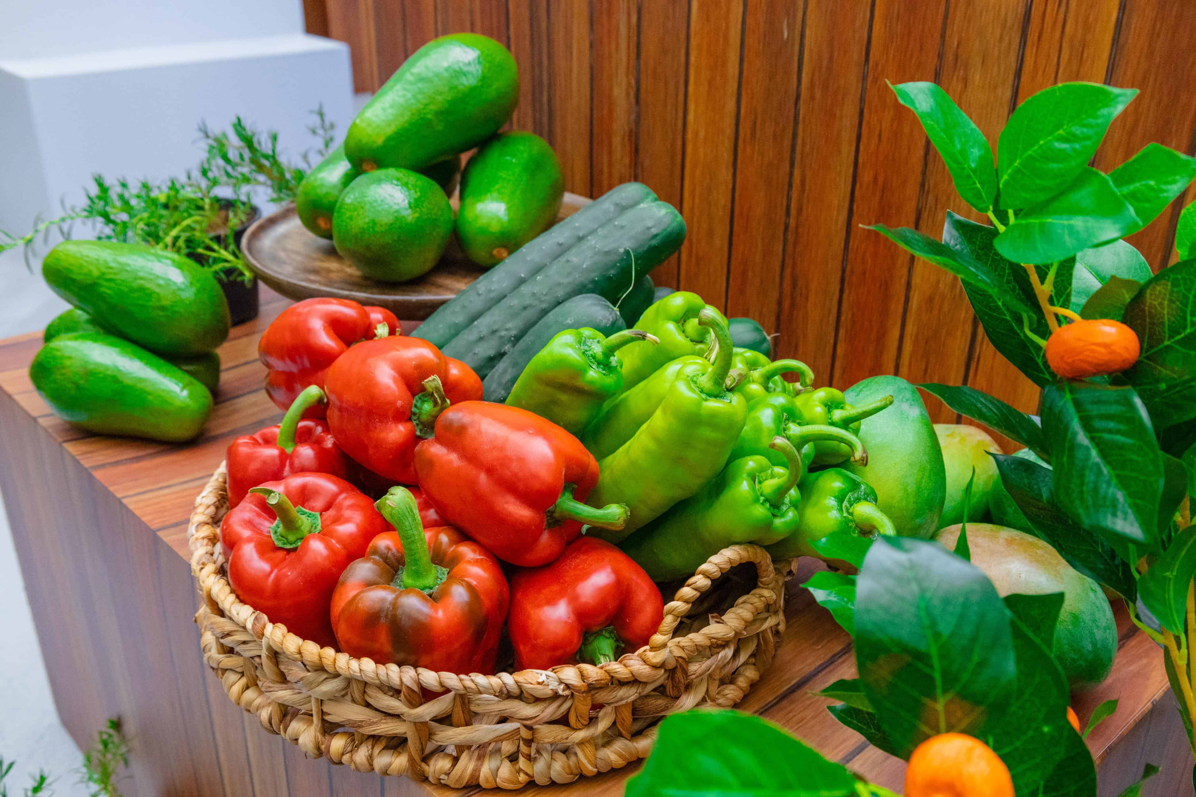 Muestra de aguacates, mangos y variedades de ajíes.