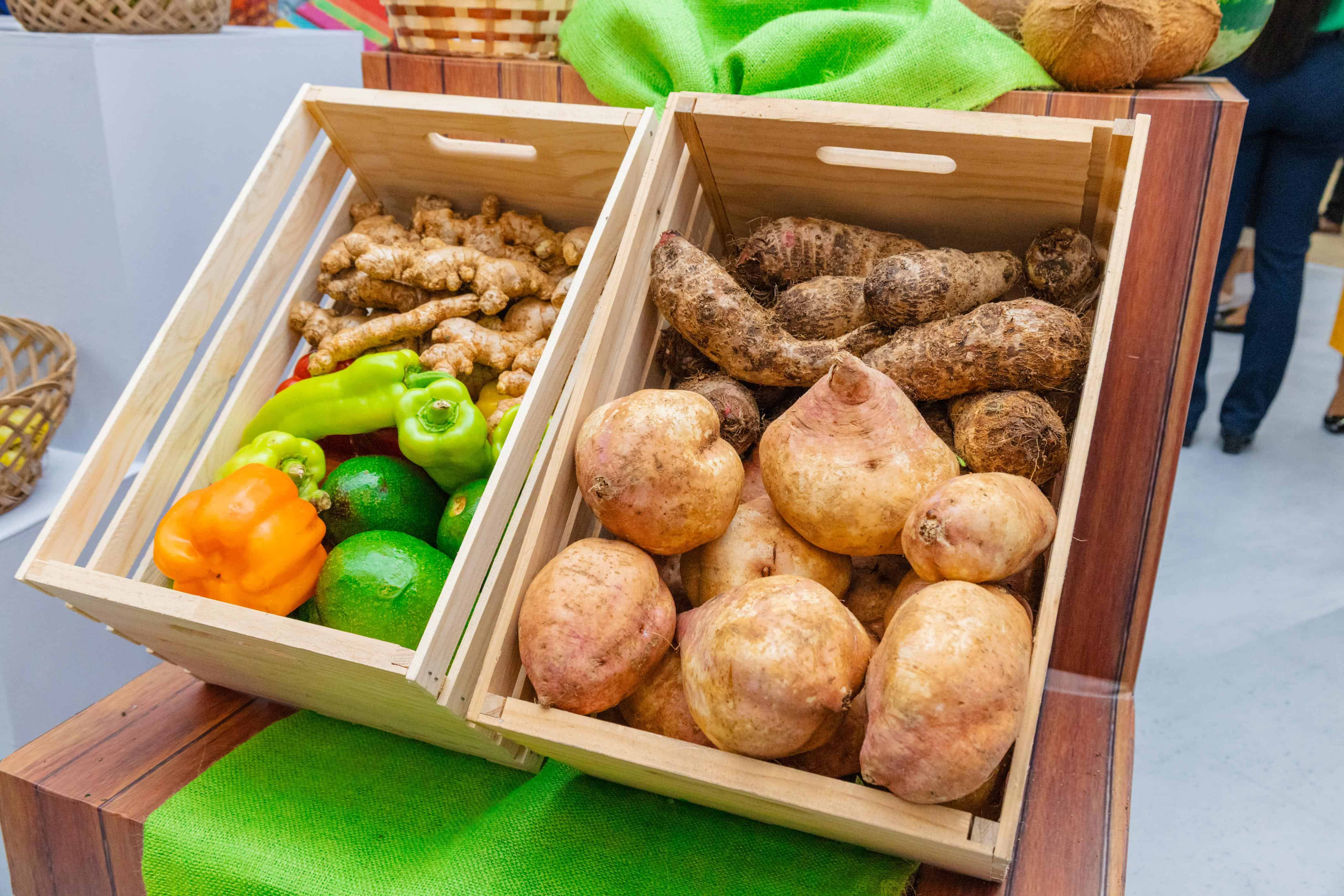 En la feria se puede observar una amplia variedad de víveres, vegetales y raíces, como el jengibre.