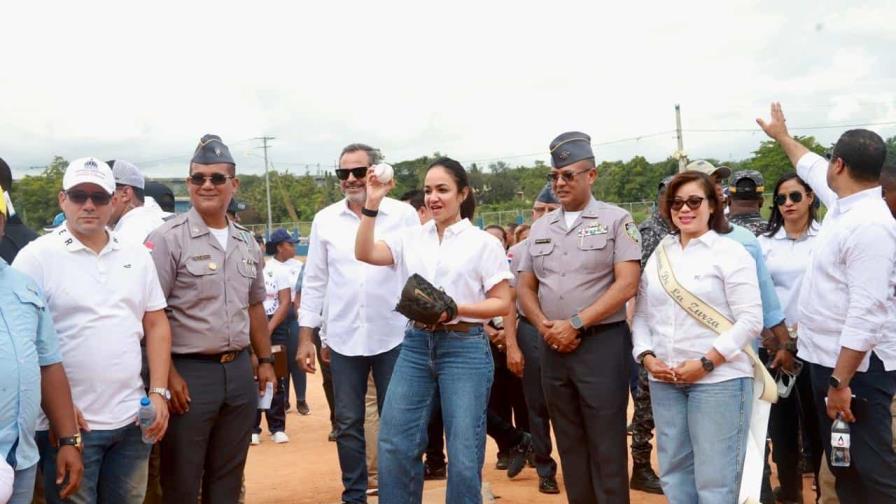 Policía Nacional y DP WORLD impulsan iniciativa ambiental y deportiva en La Zurza Policía Nacional y DP WORLD impulsan iniciativa ambiental y deportiva en La Zurza