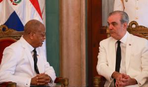 El embajador de Haití solicita al Gobierno permiso de tránsito para 52 estudiantes