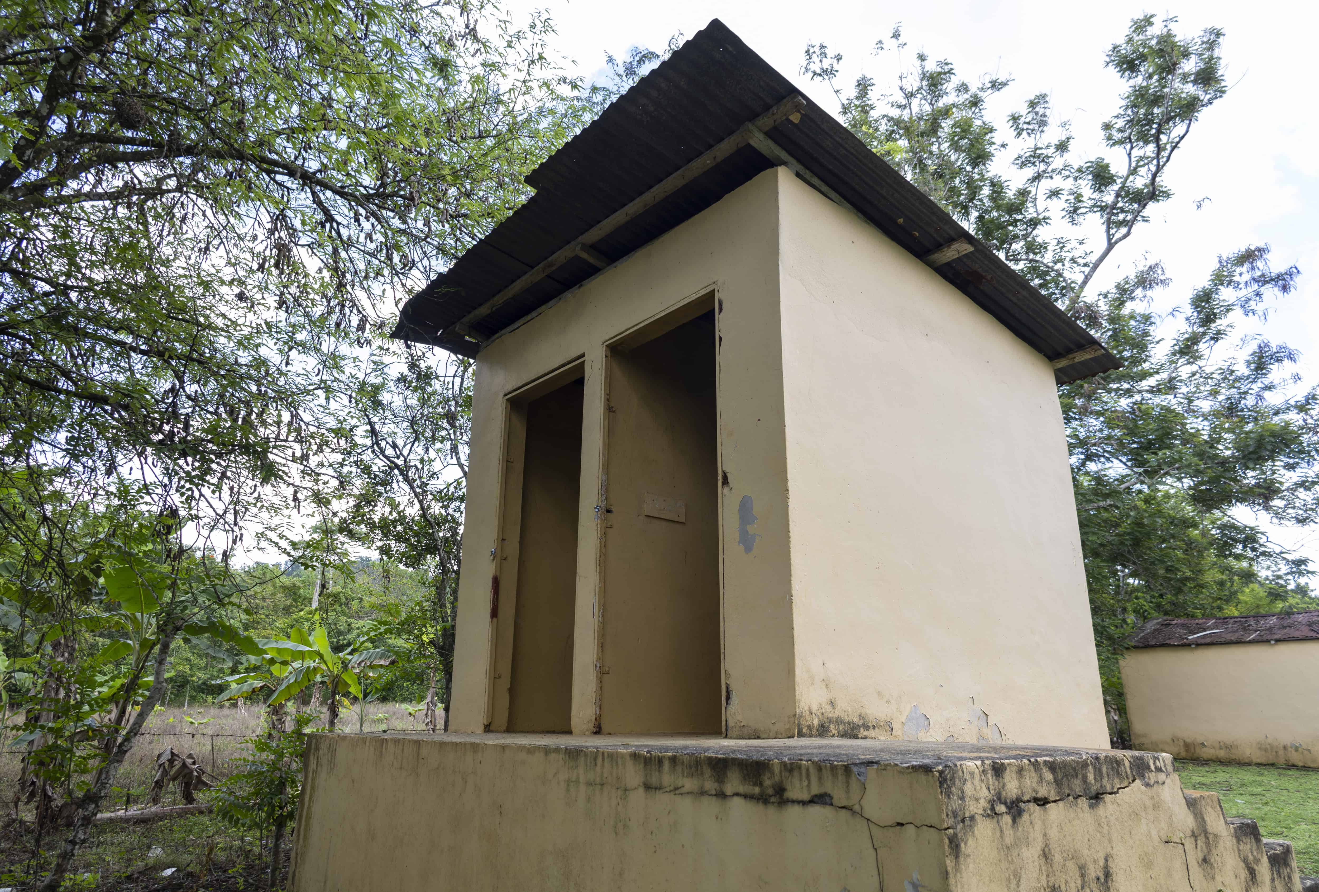 La escuela La Blanca conserva esta letrina desde que fue inaugurada, en el gobierno de Antonio Guzmán.