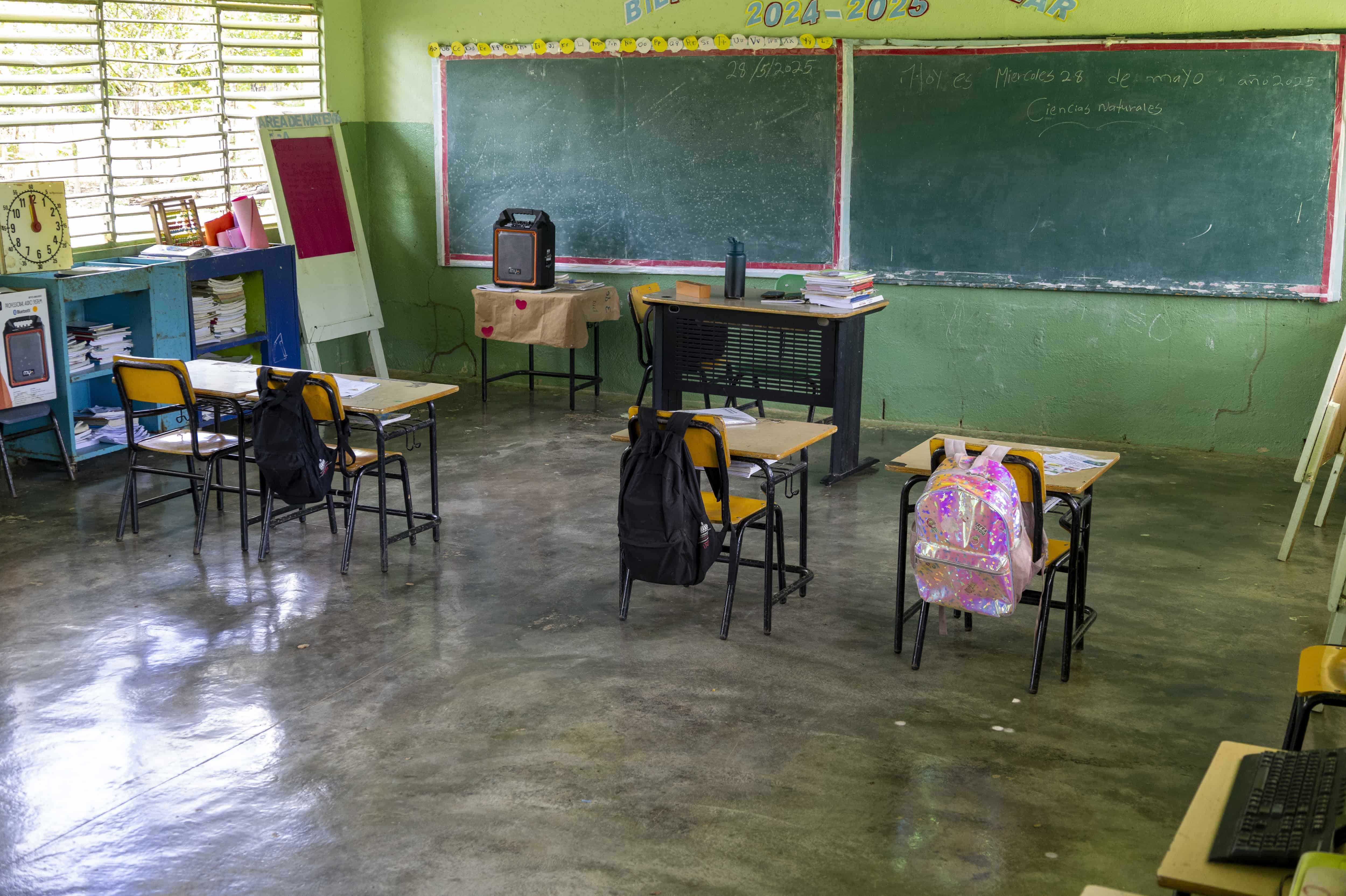 Las sillas de las últimas cuatro alumnas de la escuela La Blanca.