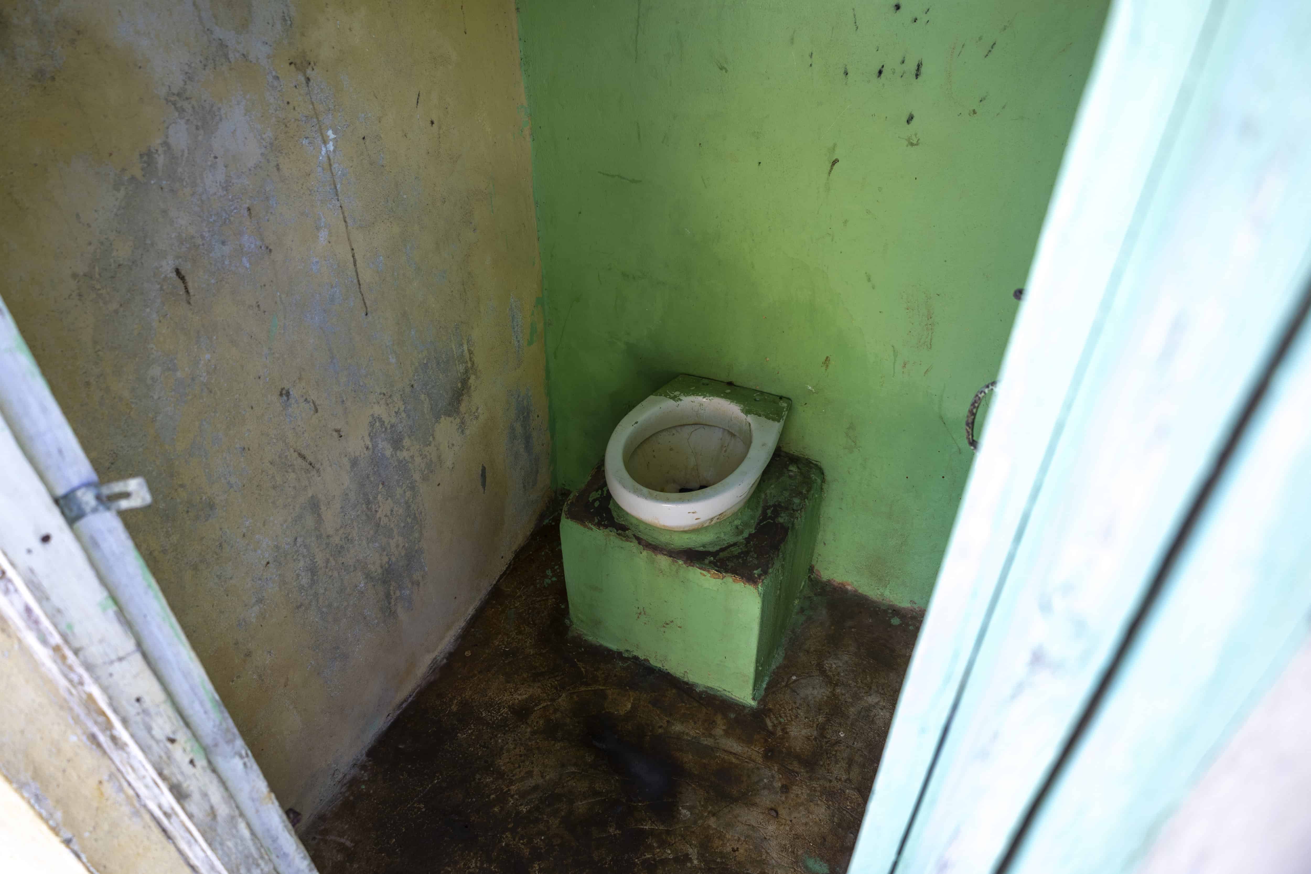 Esta letrina es el baño de varones para los estudiantes de secundaria de la escuela El Coquito, en Monte Plata