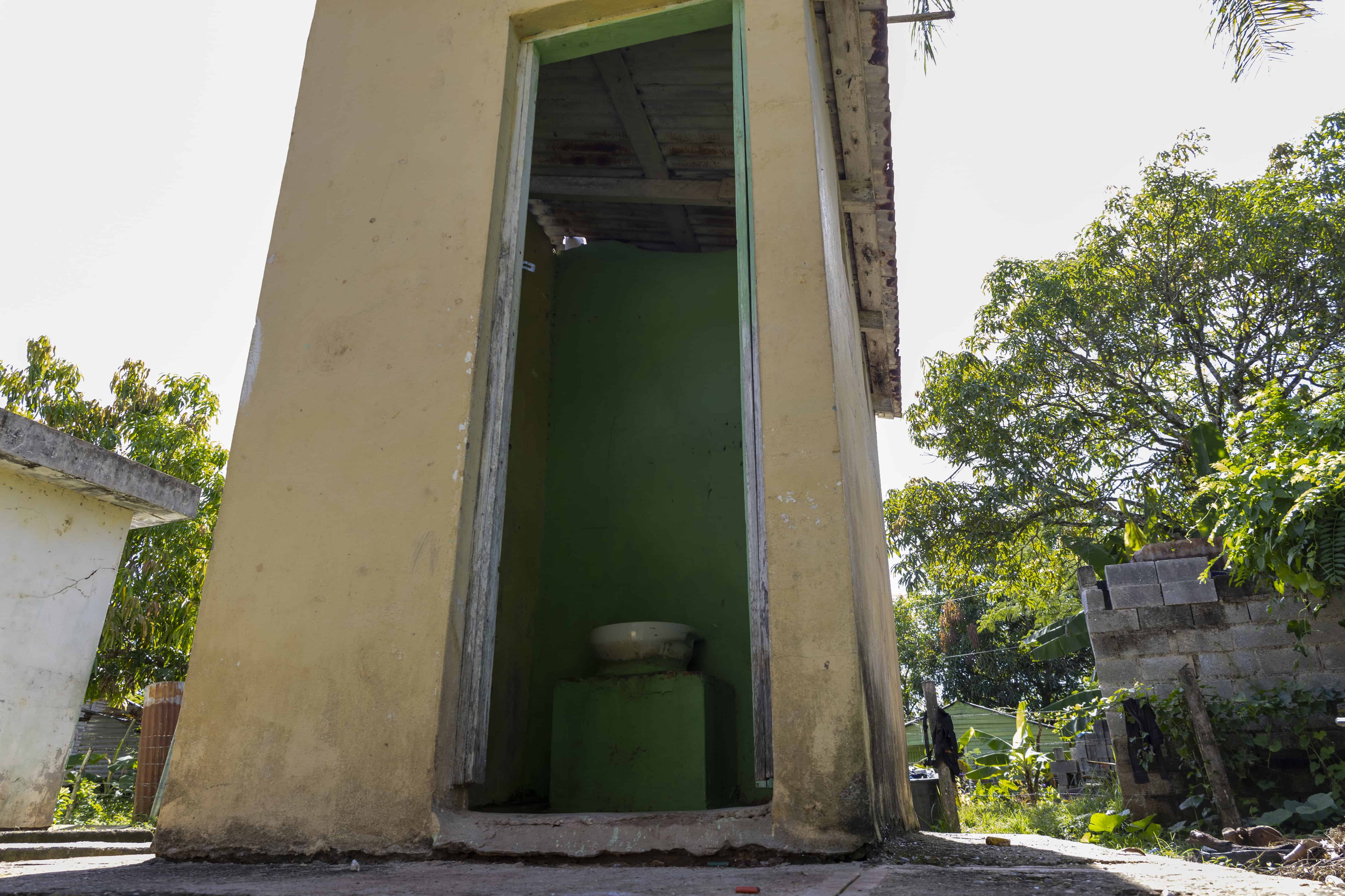 Esta letrina es el baño de varones para los estudiantes de secundaria de la escuela El Coquito, en Monte Plata