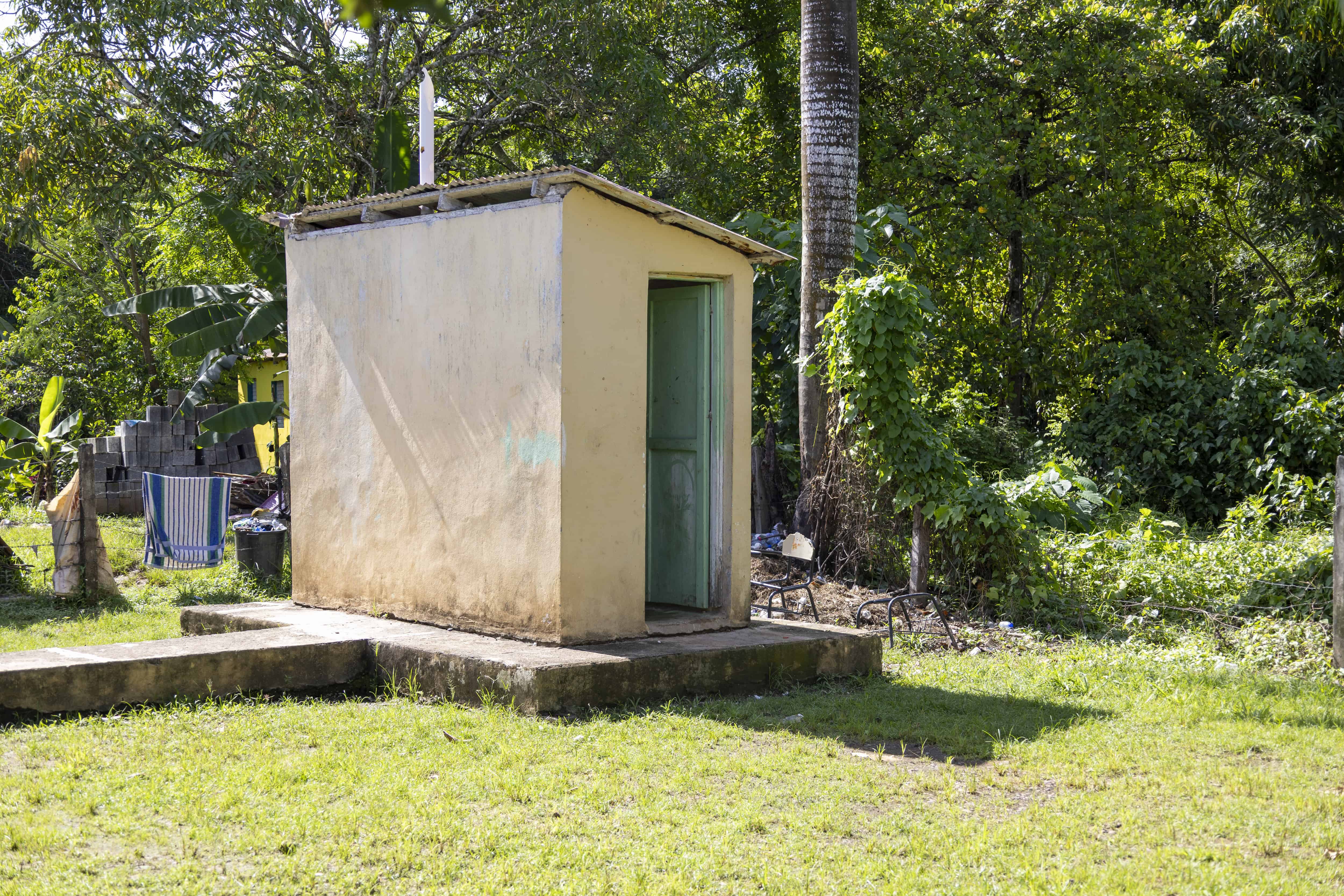 Esta letrina es el baño de varones para los estudiantes de secundaria de la escuela El Coquito, en Monte Plata