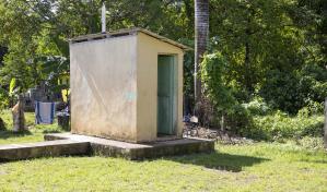 Afuera y atrás, cientos de escuelas todavía usan letrinas en  zonas rurales