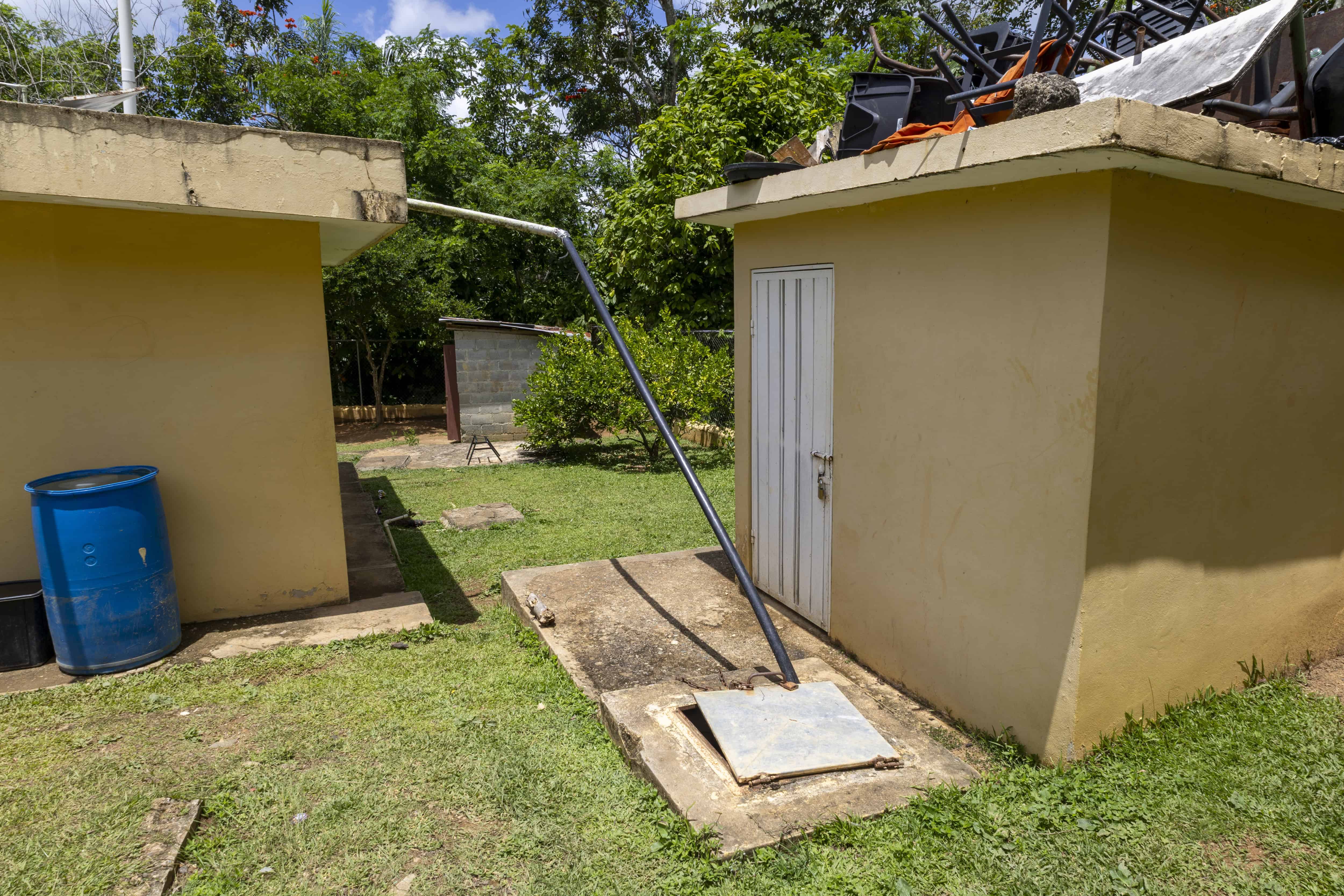 El agua del techo baja a una cisterna para usarse en los baños de la escuela El Calvario.