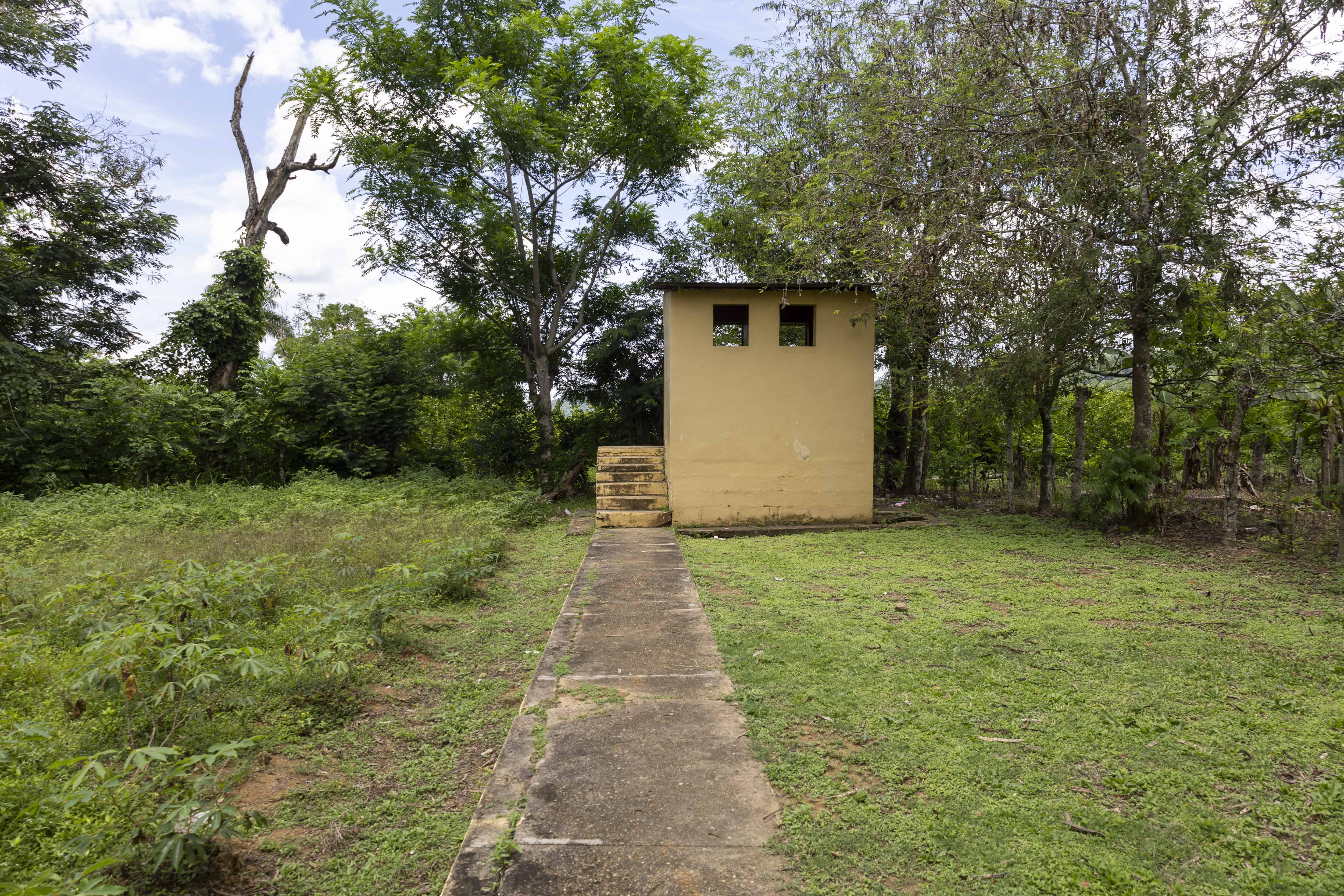 La escuela La Blanca conserva esta letrina desde que fue inaugurada, en el gobierno de Antonio Guzmán.