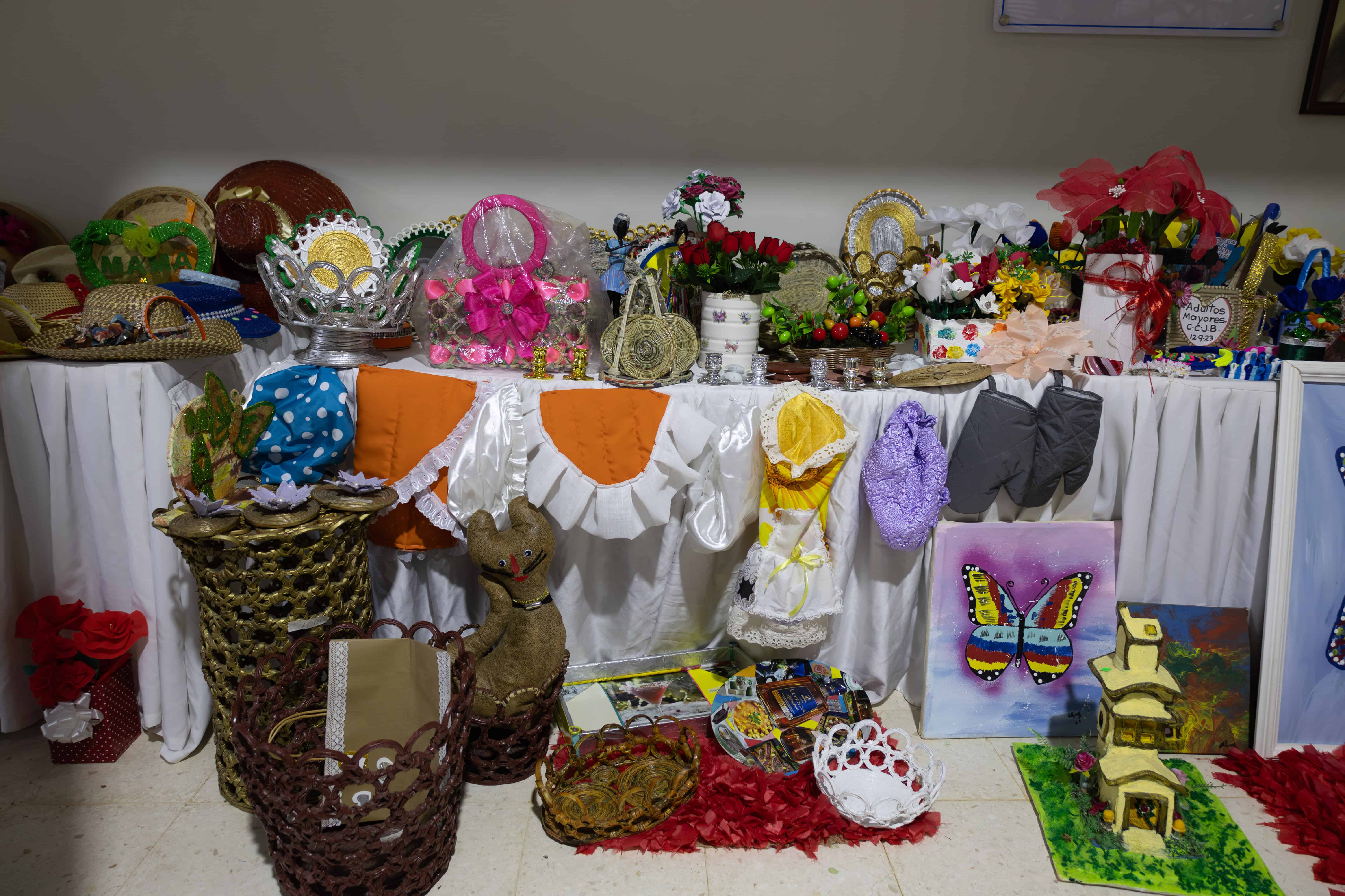 Muestra de las manualidades que hacen en el centro Ciudad Juan Bosch.