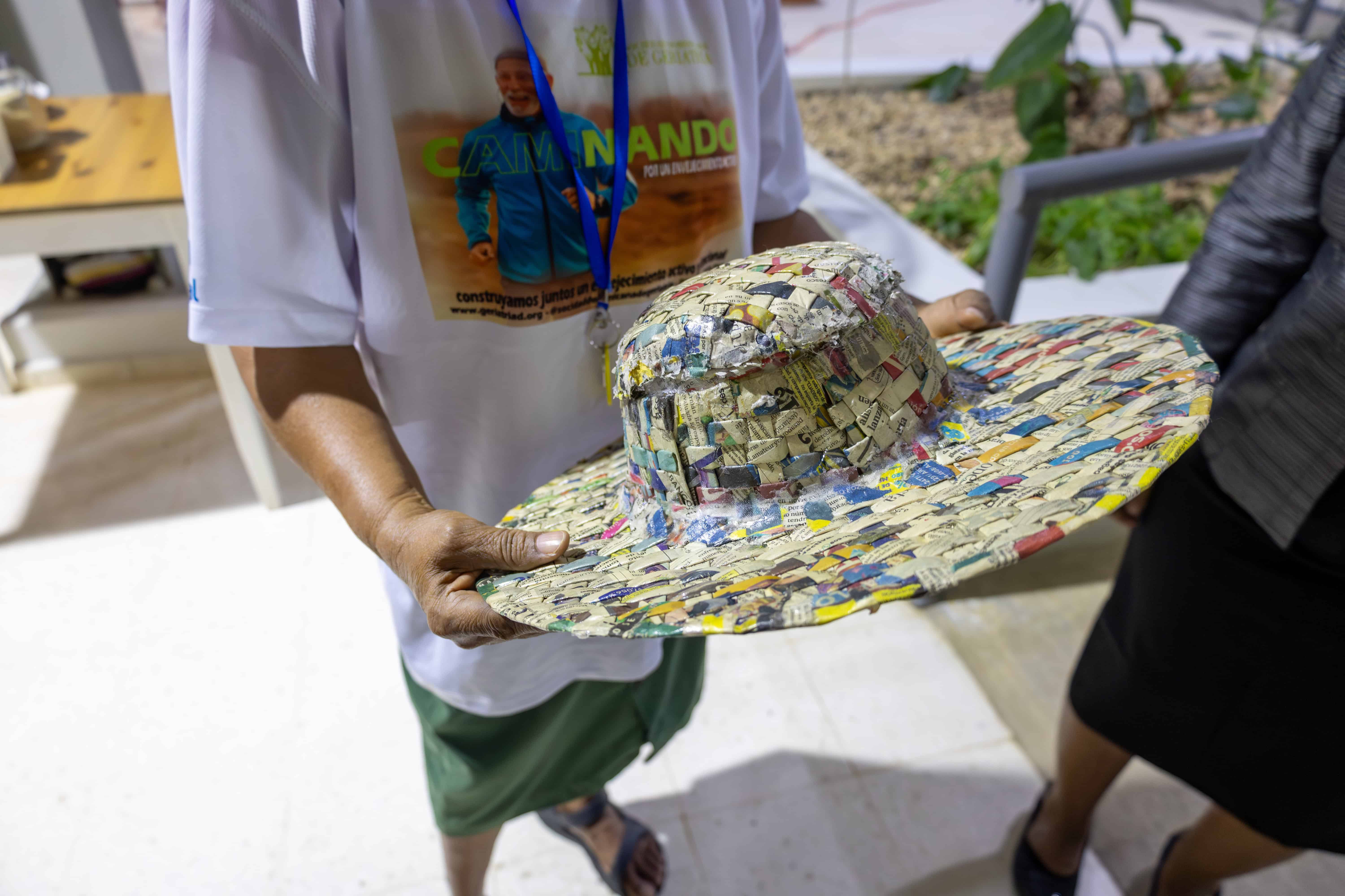 Los envejecientes aprenden a confeccionar artículos como este sonbrero hecho de papel periodico.  