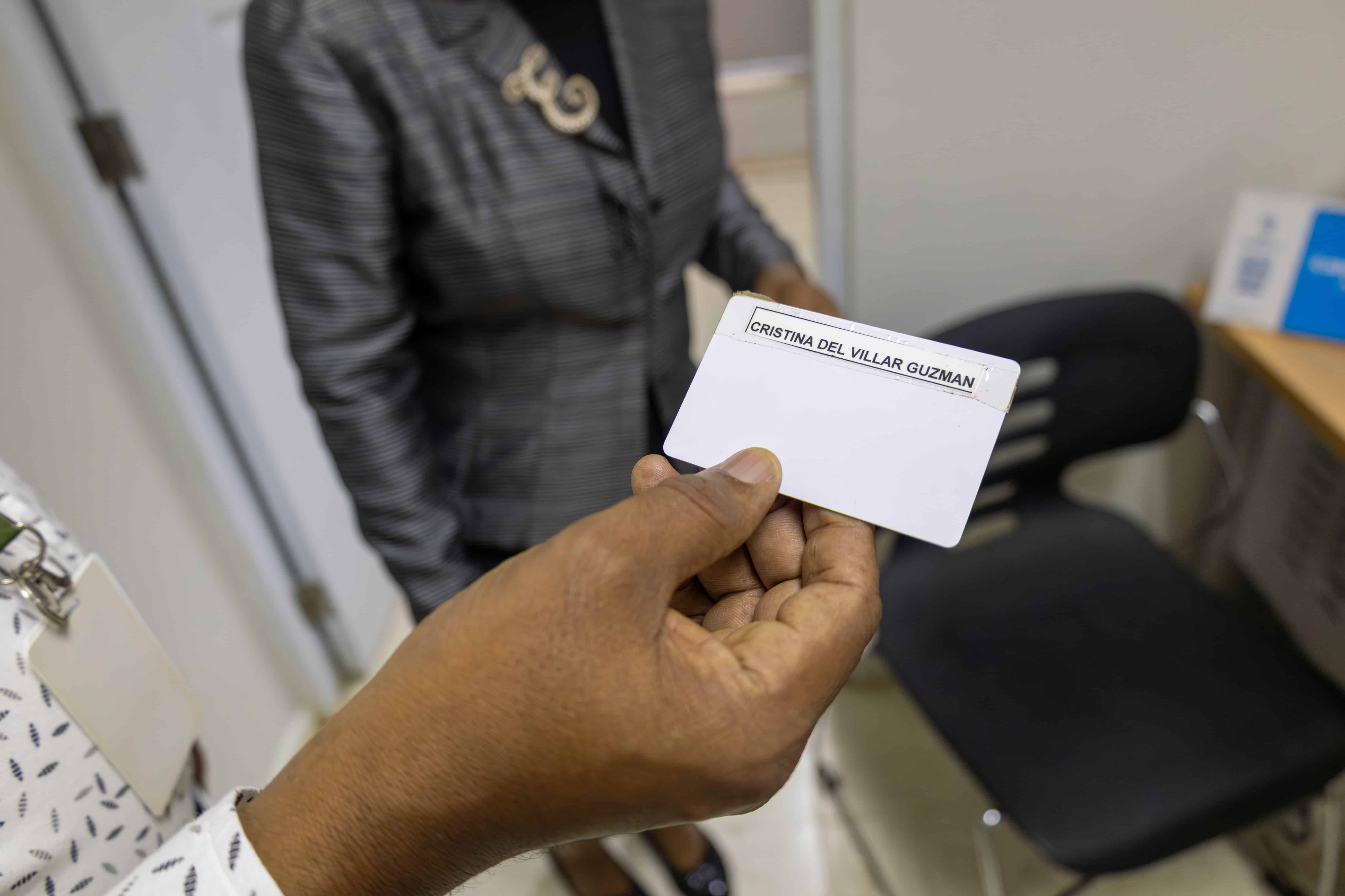 Cada envejeciente tiene su tarjeta electrónica donde se registra desde asistencia, hasta los medicamentos.