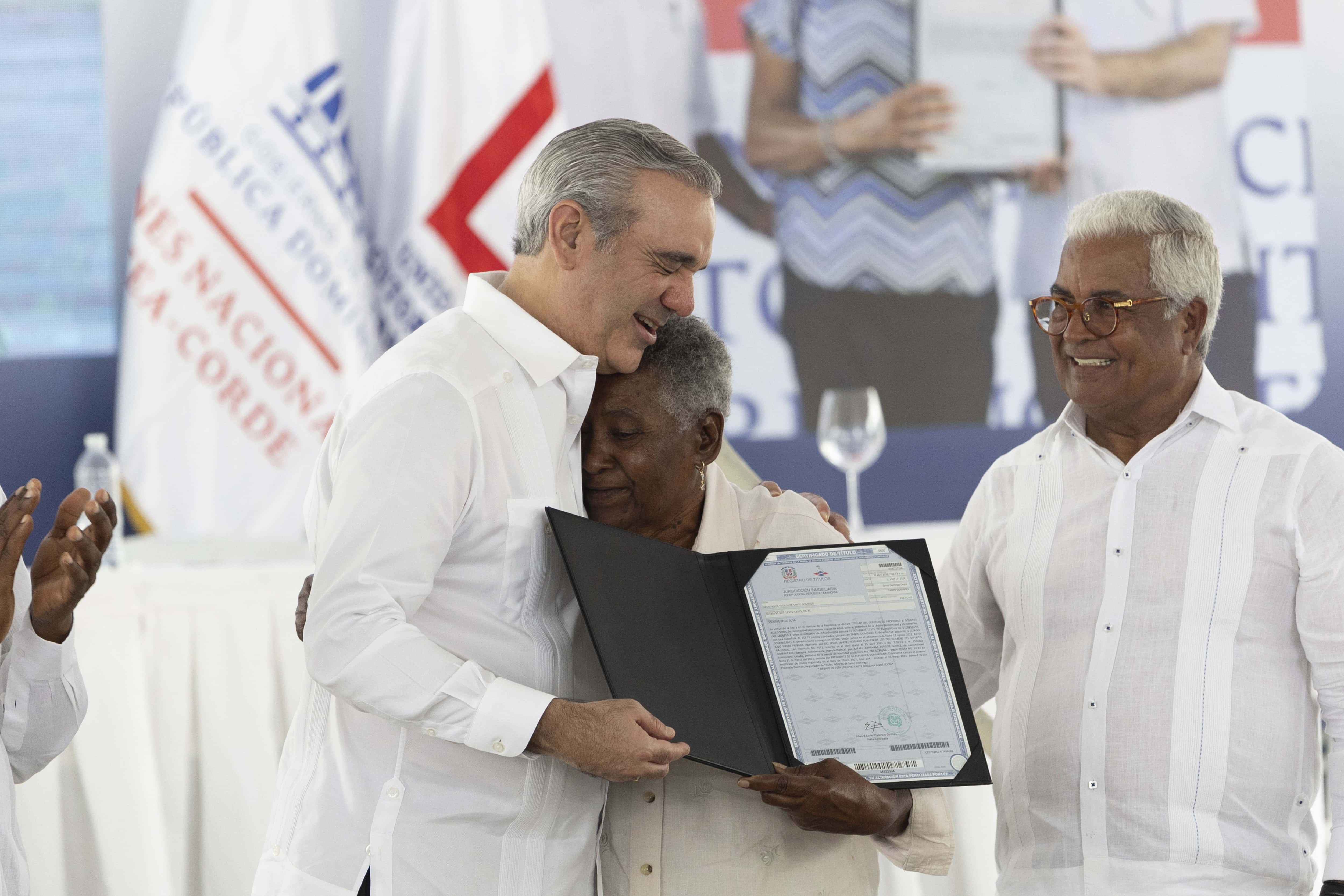 El presidente Luis Abinader (izquierda) y el director de Bienes Nacionales, Rafael Burgos, en el acto de entrega de 850 títulos de propiedad en el Gran Santo Domingo este 30 de mayo de 2025.