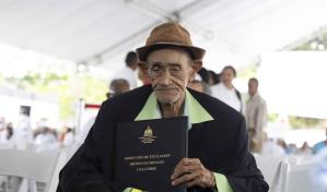 A sus 102 años recibió el título de su vivienda: Estoy muy feliz"