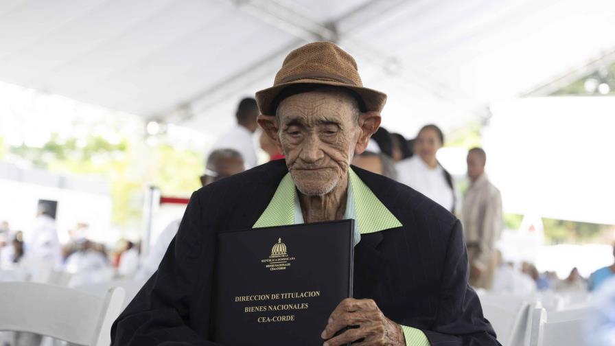 A sus 102 años recibió el título de su vivienda: Estoy muy feliz"