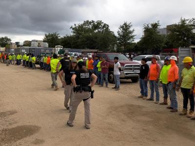 Arrestan a más de 100 migrantes latinos en una obra en Florida